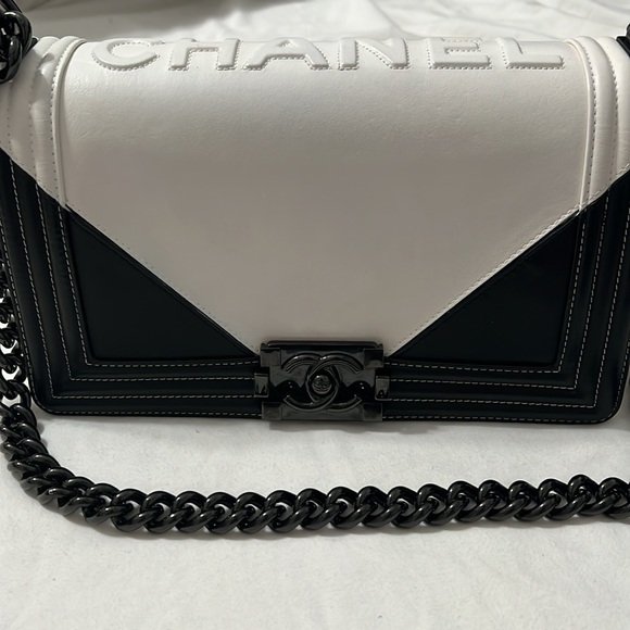 Medium Boy Chanel Bag Bi-Color Smooth Bag - Picture 2 of 16